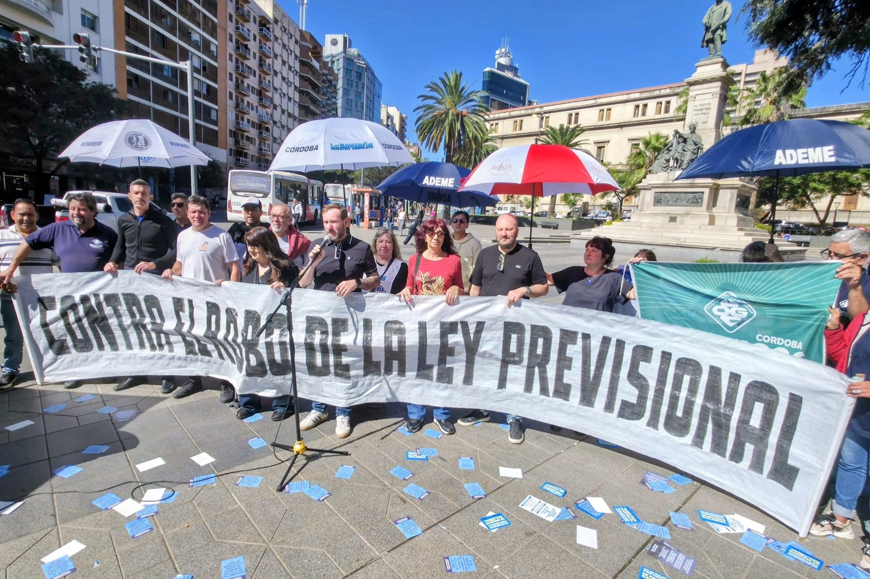 Carpa de gremios aportantes y estatales contra el ajuste previsional